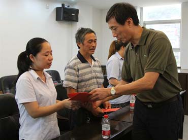 省總工會黨組書記、副主席陳震一行到順昌虹潤精密儀器有限公司慰問困難職工